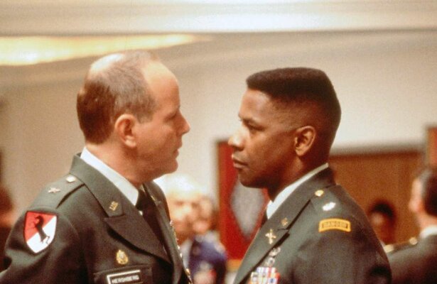 Denzel Washington en Michael Moriarty in Courage under Fire