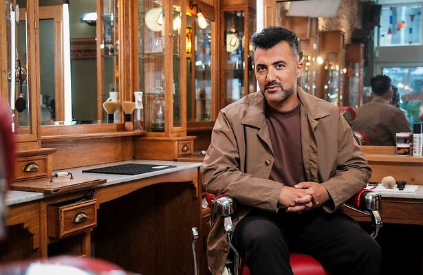 Özcan Akyol in De Geknipte Gast