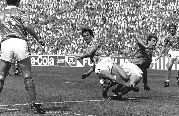 Marco van Basten en Mick McCarthy in 1988