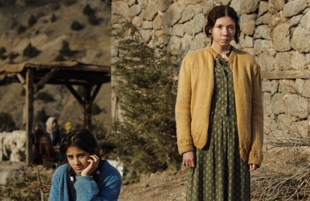 Helin Kandemir als Havva en Ece Yüksel als Nurhan in A Tale of Three Sisters