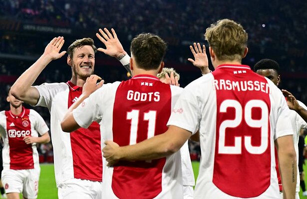 Wout Weghorst met ploeggenoten Ajax