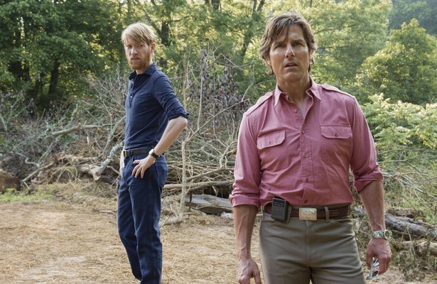 Domhnall Gleeson als Monty Schafe en Tom Cruise als Barry Seal in American Made