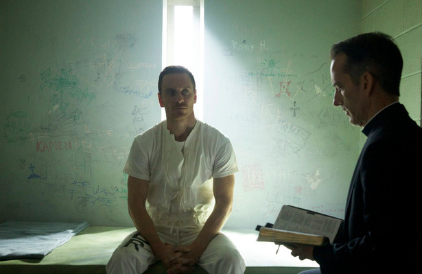 Michael Fassbender en James Sobol Kelly in Assassin's Creed