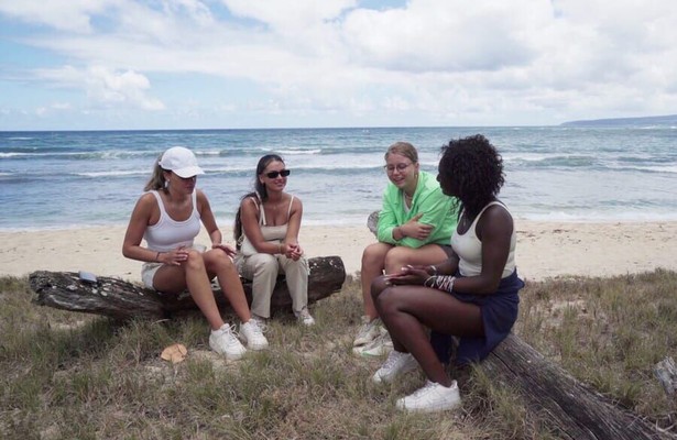 Aïcha, Quincy, Melanie en Bibi in Au Pairs