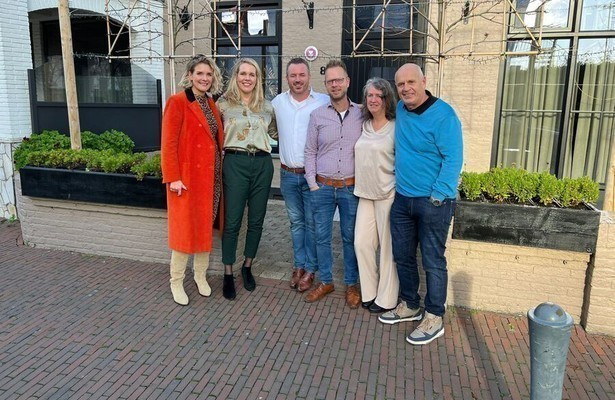 Hannah, Annemarie, Ruud, Robbert, Sanny en Richard in Bed & Breakfast