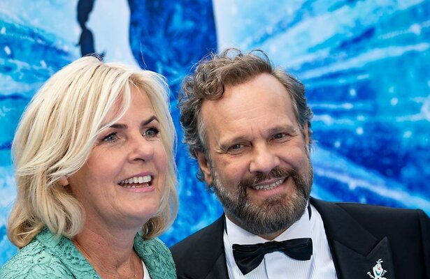 Carlo Boszhard en Irene Moors op rode loper bij de Disney musical Frozen.