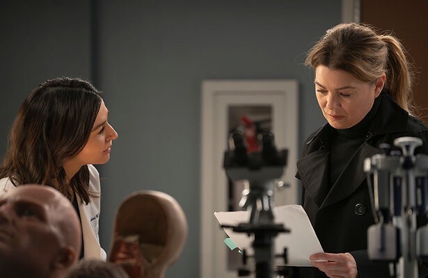 Caterina Scorsone als Dr. Amelia Shepherd en Ellen Pompeo als Dr. Meredith Grey in Grey's Anatomy