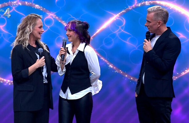 Jongste deelnemer van DNA Singers zingt sterren van de hemel met haar moeder.