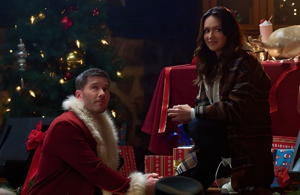 Italia Ricci en Luke Macfarlane in Catch Me If You Claus