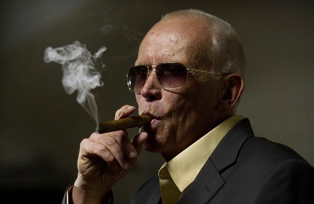 Peter Weller als Mister V in Dragon Eyes