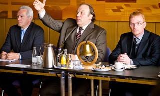 Eine Hand wäscht die andere