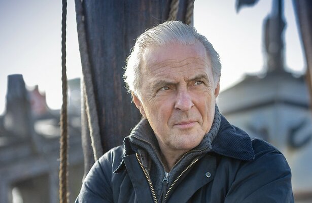 Huub Stapel in Eens Ging de Zee Hier Tekeer