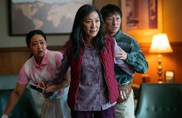 Stephanie Hsu, Michelle Yeoh en Ke Huy Quan in Everything Everywhere All at Once