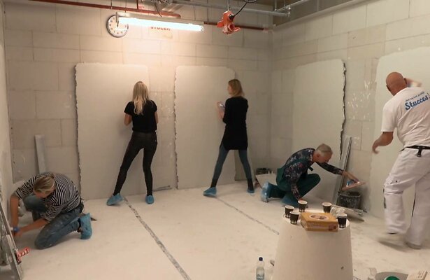 De familie Meiland tijdens het klussen