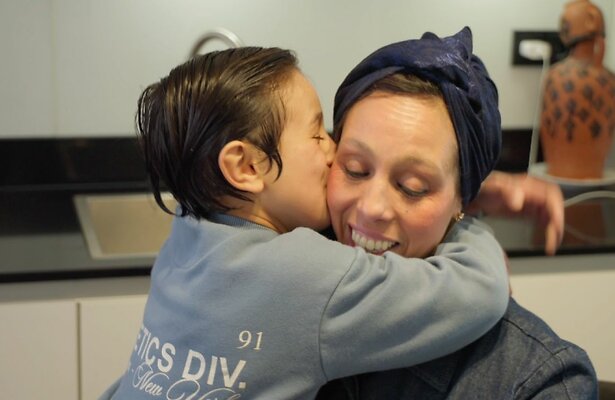 Samira Bakhcha en zoon in Een Huis Vol