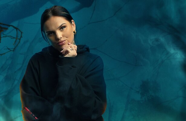 Famke Louise moet even slikken bij opmerking over overleden vader in The Roast.