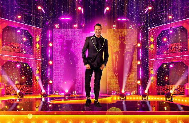 Fred van Leer krabbelt langzaam op.