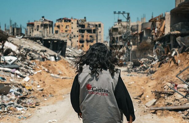 Hulpverlener in verwoest gebied.