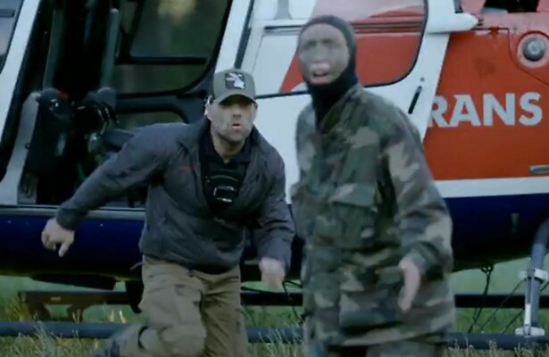 Loiza Lamers wordt op het laatste moment gevangen door de hunter.