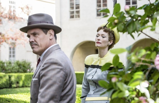 Josh Brolin en Tilda Swinton in Hail, Caesar!