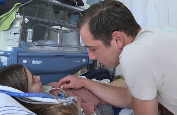 Ouders van Cas in Handen aan de Couveuse