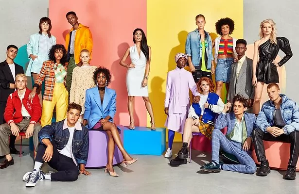 Anna Nooshin met modellen van Holland's Next Top Model seizoen 12. 