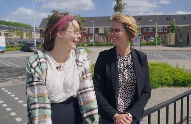 Silvia & Joyce in Hoe Gaat Dat Bij Jullie Thuis?