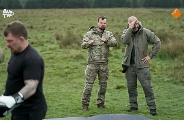 Dai en Jeroen kijken toe hoe Duco vol het gevecht in gaat. 