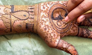 Kunst auf der Haut: Mit Henna in die Unabhängigkeit