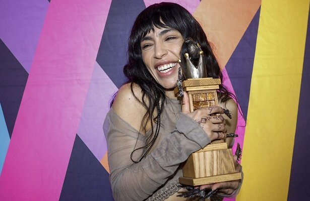 Zangeres Loreen met haar trofee na de winst van de nationale finale.