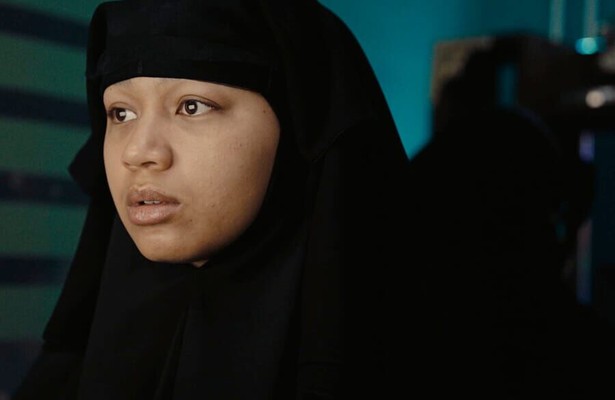 Zoë Love Smith als Laura H in de gelijknamige serie