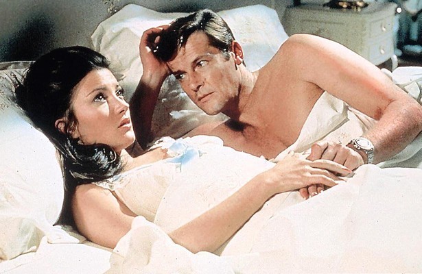 Roger Moore en Jane Seymour in Live and Let Die