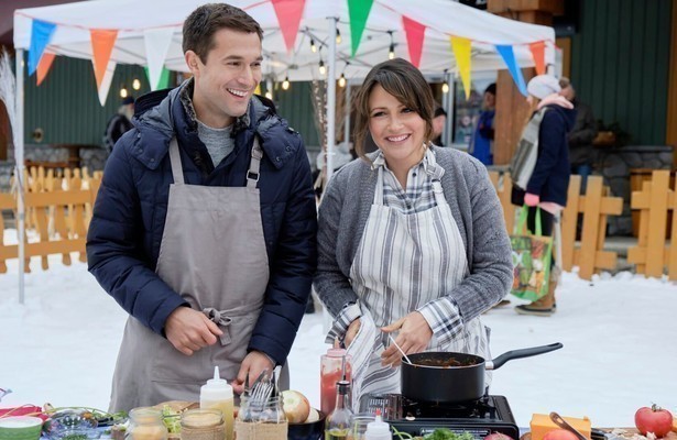 Italia Ricci en Jack Turner in Love in Winterland