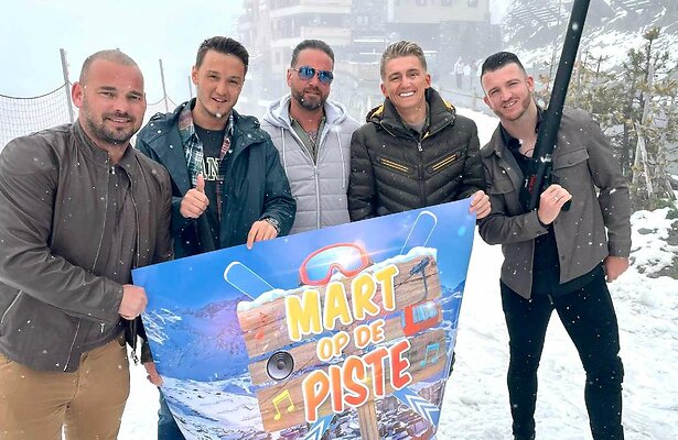 Mart Hoogkamer met zijn vrienden in de sneeuw