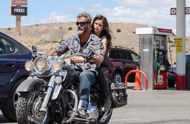 Mel Gibson en Erin Moriarty in Blood Father
