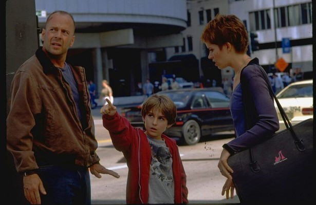Bruce Willis en Miko Hughes in Mercury Rising