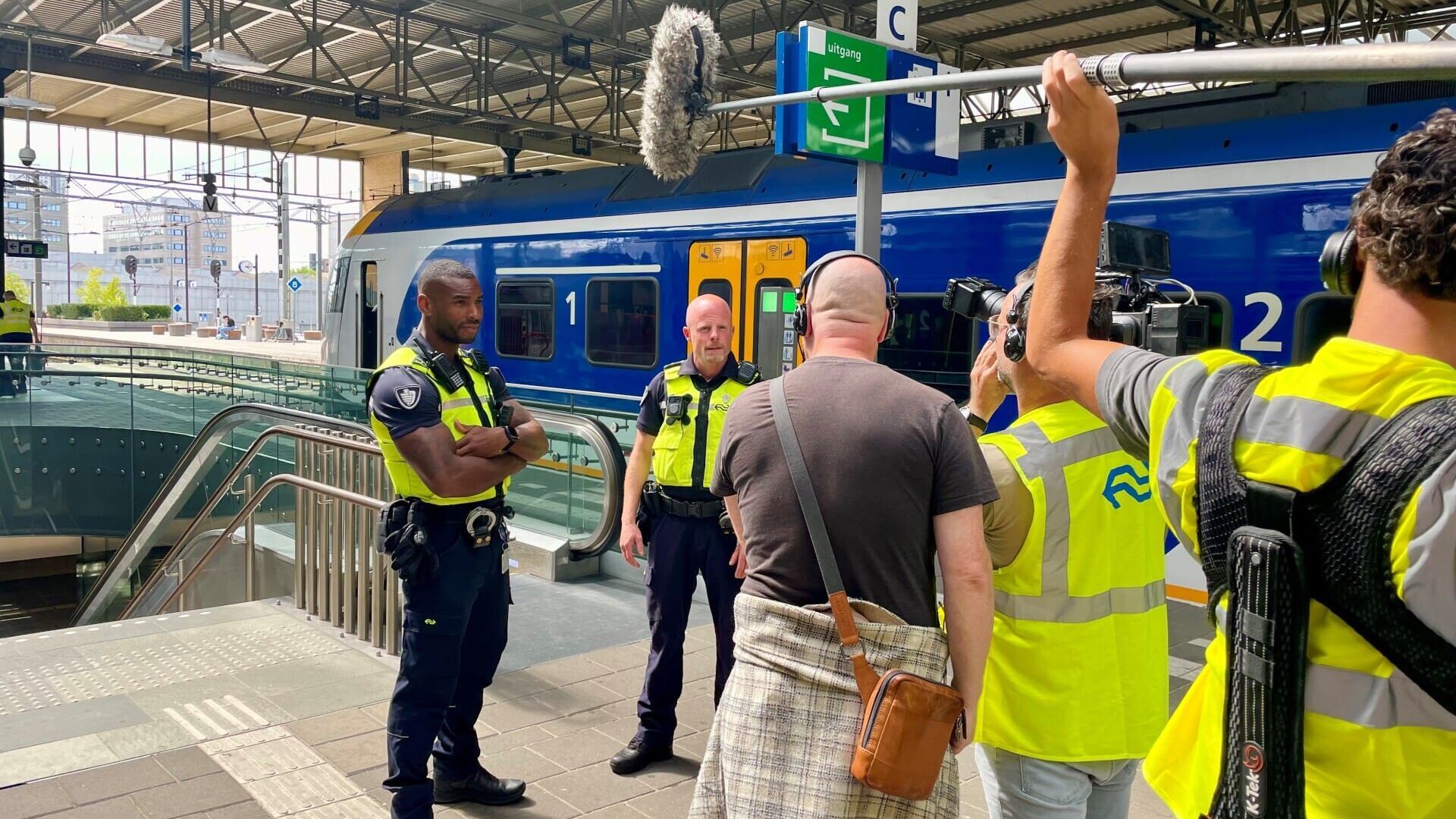 Orvino en Dennis houden in Meldkamer Utrecht Centraal toezicht tijdens de beladen wedstrijd tussen P