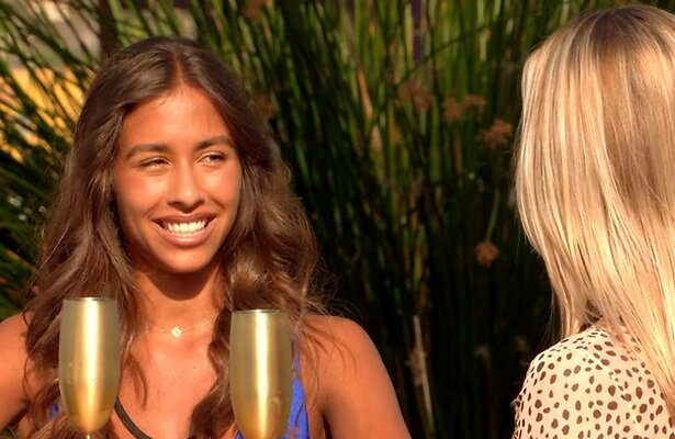 Naomi in de eerste aflevering van Love Island.