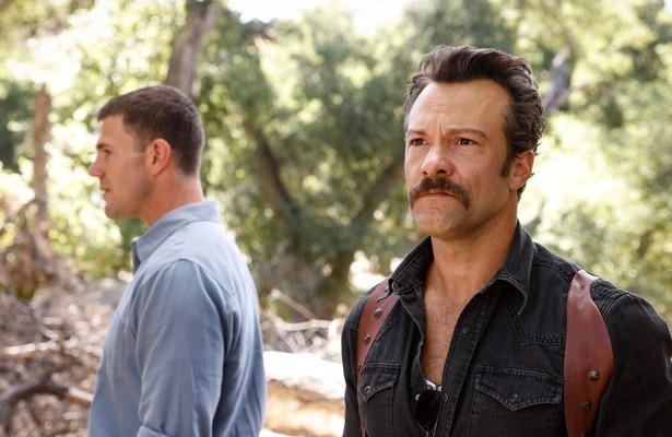 Austin Stowell en Kyle Schmid in NCIS: Origins