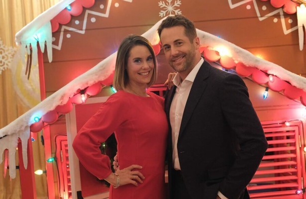 Ashley Williams en Niall Matter in Never Kiss a Man in a Christmas Sweater