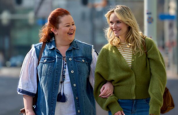 Eva van der Gucht als Carola Metsers en Bracha van Doesburgh als Fabie.