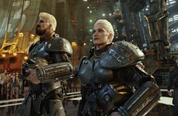 Robert Maillet en Heather Doerksen in Pacific Rim