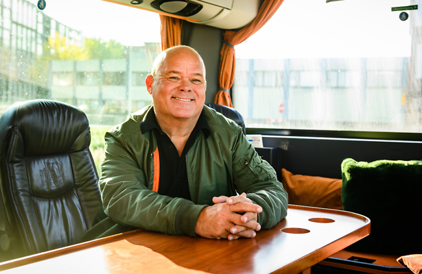 Paul de Leeuw presenteert eindejaarstalkshow met mensen met beperking.