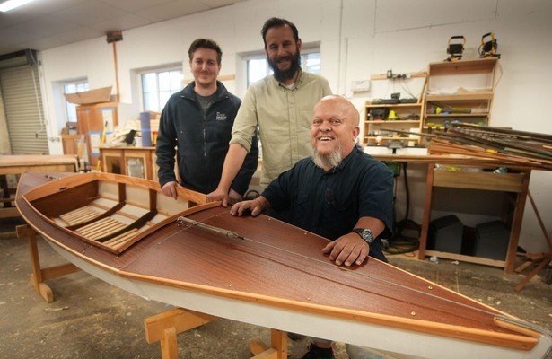 Dominic Chinea en Will Kirk in Repair Shop on the Road