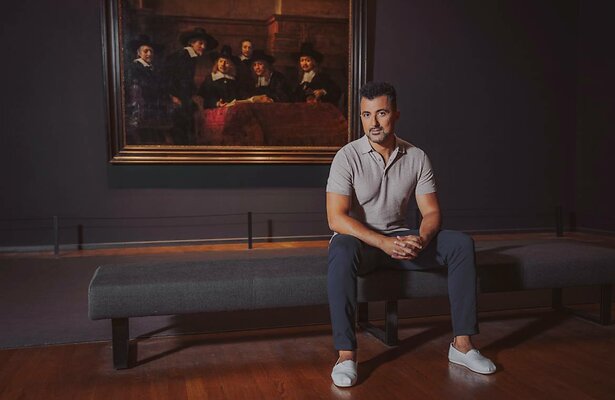 Presentator Özcan Akyol in het programma Sterren op het Doek.