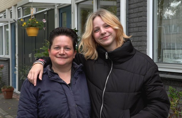 Christa & Mandy Kortekaas in Steenrijk, Straatarm