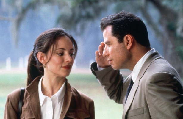 Madeleine Stowe en John Travolta in The General's Daughter