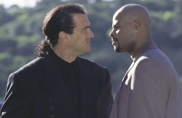 Steven Seagal als Jack Cole en Keenan Ivory Wayans als Detective Jim Campbell in The Glimmer Man