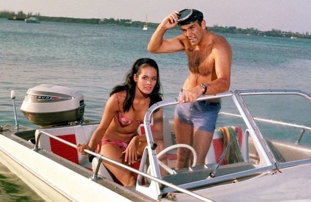Sean Connery en Martine Beswick in Thunderball