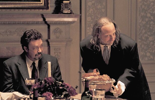 Tim Curry en Chris Elliott in Scary Movie 2